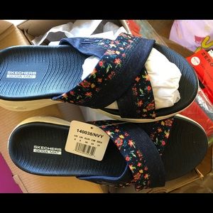 Sketchers yoga foam slip ons
